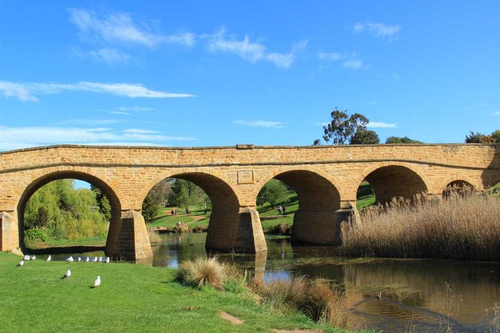 澳大利亚最古老且至今仍在使用的richmond bridge古桥.