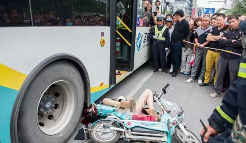 出租车突开车门 女子被刮倒后遭公交碾压身亡